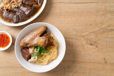 Beyaz kasede pişmiş ördekle kurutulmuş şehriye. Asya usulü.