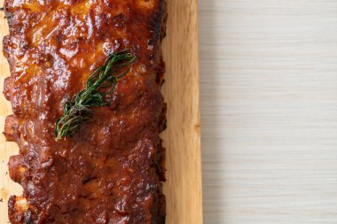 Barbekü soslu ızgara pirzola ve domuz pirzolası.