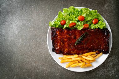 Barbekü soslu ızgara pirzola ve domuz pirzolası.