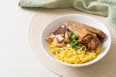 Yumurtalı erişte, kurutulmuş ördekle servis edilir. Asya usulü.