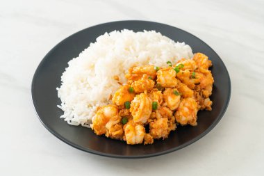 Sarımsaklı kızarmış karides ve pirinçli karides ezmesi.