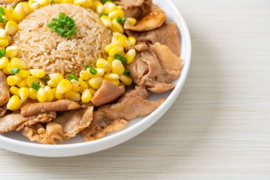 Domuz dilimli kızarmış pirinç ve Japon usulü mısır.