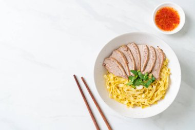 Beyaz kasede kurutulmuş ördek eriştesi. Asya usulü.