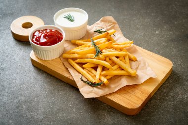 Patates kızartması ya da ekşi krema ve ketçaplı patates cipsi.