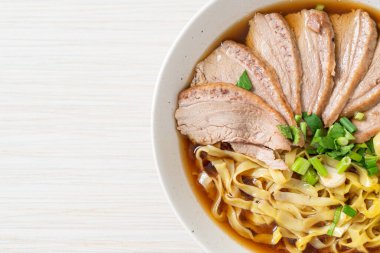 Kahverengi çorbada pişmiş ördekli yumurta eriştesi. Asya usulü.