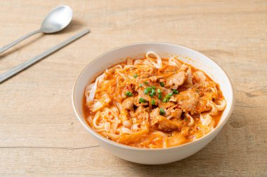 Kore udon eriştesi ve kimchi çorbası, Asya usulü.