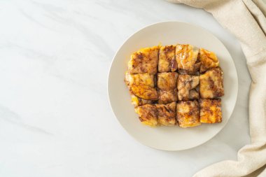 Yumurtalı, muzlu ve çikolatalı kızartma.