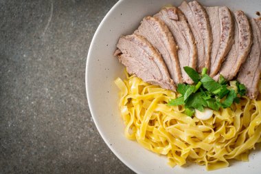 Beyaz kasede kurutulmuş ördek eriştesi. Asya usulü.