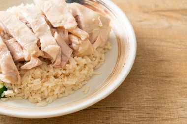 Tavuklu pilav ya da tavuk çorbası ile buğulanmış pirinç - Asya yemeği tarzı.