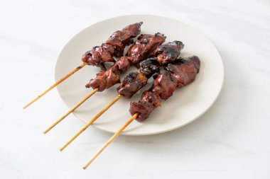 Izakaya usulü ızgara tavuk ciğeri şiş yakitori. Asya usulü.