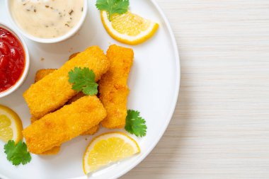 Kızarmış balık çubuğu ya da soslu patates kızartması.