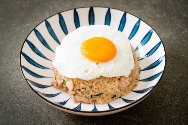 Japon usulü kızarmış pilav ve kızarmış yumurta. Asya usulü.