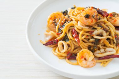 Baharatlı spagetti, karides, kalamar ve biberli kızarmış spagetti.