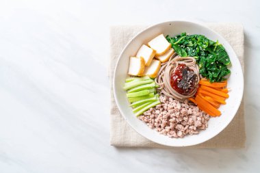 Kore baharatlı soğuk erişte - bibim makguksu ya da bibim guksu - Kore yemek tarzı