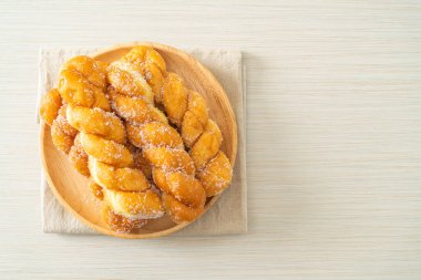 Tahta tabakta, sarmal şekilli şekerli çörek.