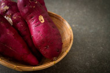 Taze Japon tatlı patatesleri.