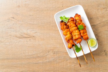 Baharatlı ve otlu ızgara tavuk şişi.