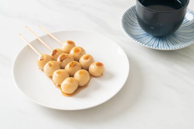 Mitarashi dango. Japon usulü soya soslu hamur tatlısı.