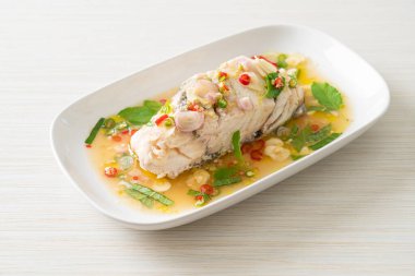 Buğulanmış deniz levreği fileto bifteği ve şifalı ot.