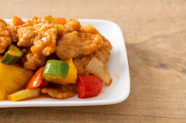 Kızarmış tatlı ve ekşi sosla domuz ve sebzeyi karıştır.