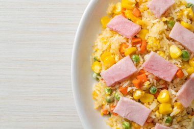 Jambonlu ev yapımı pilav ve karışık sebze (havuç, yeşil bezelye, havuç))