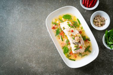 Buğulanmış deniz levreği fileto bifteği ve şifalı ot.