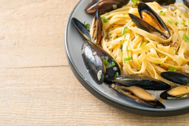 Linguine spagetti makarna vongole beyaz şarap sosu İtalyan deniz ürünleri makarna ve midye