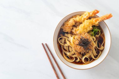 Japon eriştesi ve karides tempura - Asya yemeği tarzı.