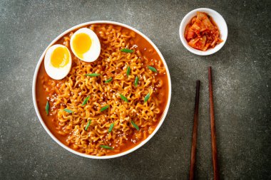 Ramyeon ya da yumurtalı Kore eriştesi Kore yemeği tarzı.