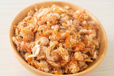 Kurutulmuş karides ya da kase içinde kurutulmuş tuzlanmış karides.