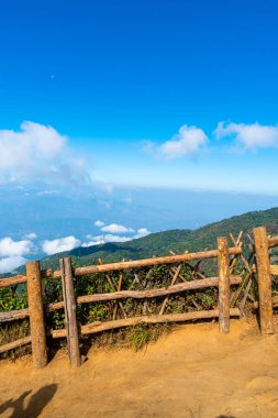 Tayland, Chiang Mai 'deki Kew Mae Pan Doğa Yolu' nda bulutlu ve mavi gökyüzü olan güzel bir dağ tabakası.
