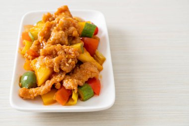 Kızarmış tatlı ve ekşi sosla domuz ve sebzeyi karıştır.