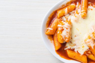 Peynirli Kore soslu Kore pirinç keki, peynirli Peynirli Tokpokki, Peynirli Tteokbokki - Kore yemeği tarzı