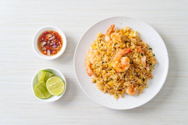 Tayland usulü ev yapımı kızarmış karides. Asya usulü.