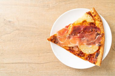 İtalyan usulü jambonlu ya da jambonlu pizza.