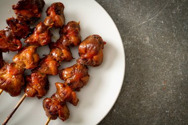 Izakaya usulü ızgara tavuk şiş yakitori servis edilir. Asya usulü.