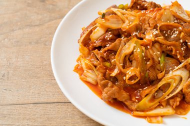 Kore usulü baharatlı ve kimchi soslu kızarmış domuz eti.
