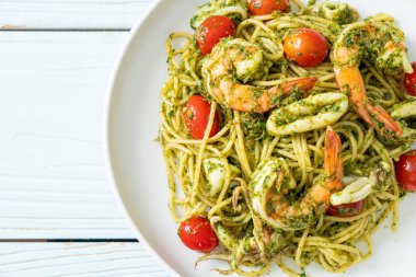 Ev yapımı pesto soslu deniz mahsullü spagetti sağlıklı yemek tarzı.