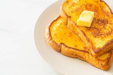 Kahvaltıda tereyağlı ve ballı tost.