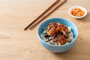 Yılan balığı pirinç kasesi veya unagi pirinç kasesi - Japon yemek tarzı.