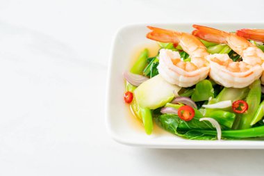 Karidesli baharatlı Çin Kale Salatası - Asya usulü