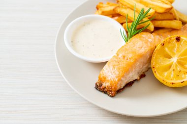 Limonlu kızarmış somon balığı ve patates kızartması.