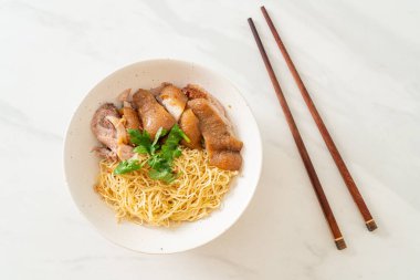 Kurutulmuş domuz budu erişte kasesi, Asya usulü.