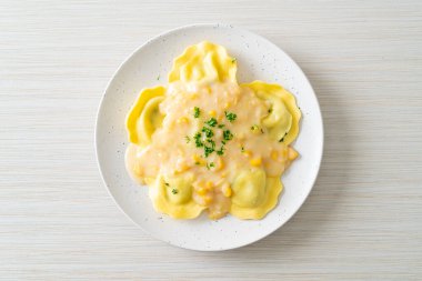 Mısır peyniri soslu ravioli makarnası.