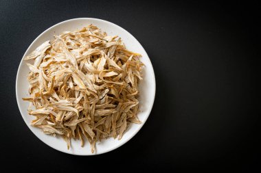 Kurutulmuş küçük çıtır balık.