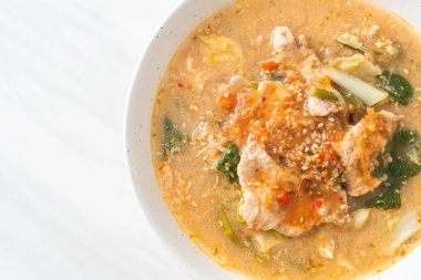 Tayland usulü domuz etli Sukiyaki Çorbası ya da sukiyaki çorbası içinde domuz ve sebzeli haşlanmış vermicelli Asya yemeği.