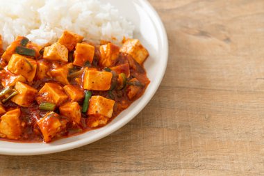 Mapo Tofu - Geleneksel Sichuan yemeği ipek tofu ve kıyma, acı biber yağı ve Sichuan biberleri ile doldurulmuş mala tadında - Asya yemek tarzı