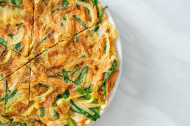 Pajeon veya Kore gözlemesi veya Kore pizzası - Asya yemeği tarzı