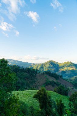 Chiang Rai, Tayland 'da mavi gökyüzü olan güzel bir dağ tepesi.
