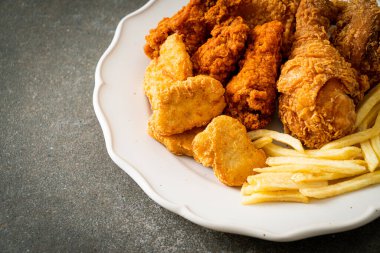 Patates kızartmalı kızarmış tavuk ve tabakta nugget - sağlıksız yemek.